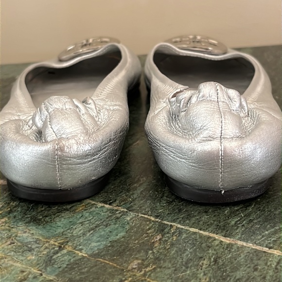 Tory Burch Whipstich Trim Silver Ballet Flats - Size 6.5 - Picture 6 of 12